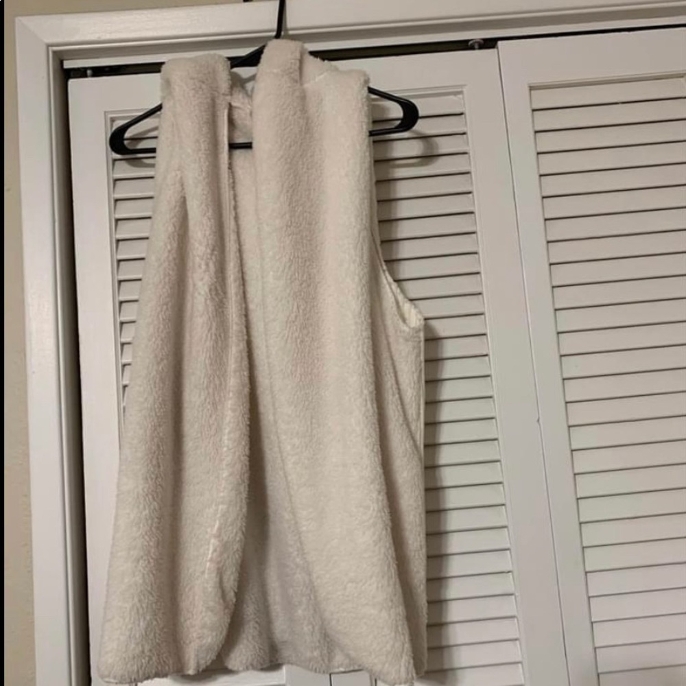 SOLD Women’s fluffy vest